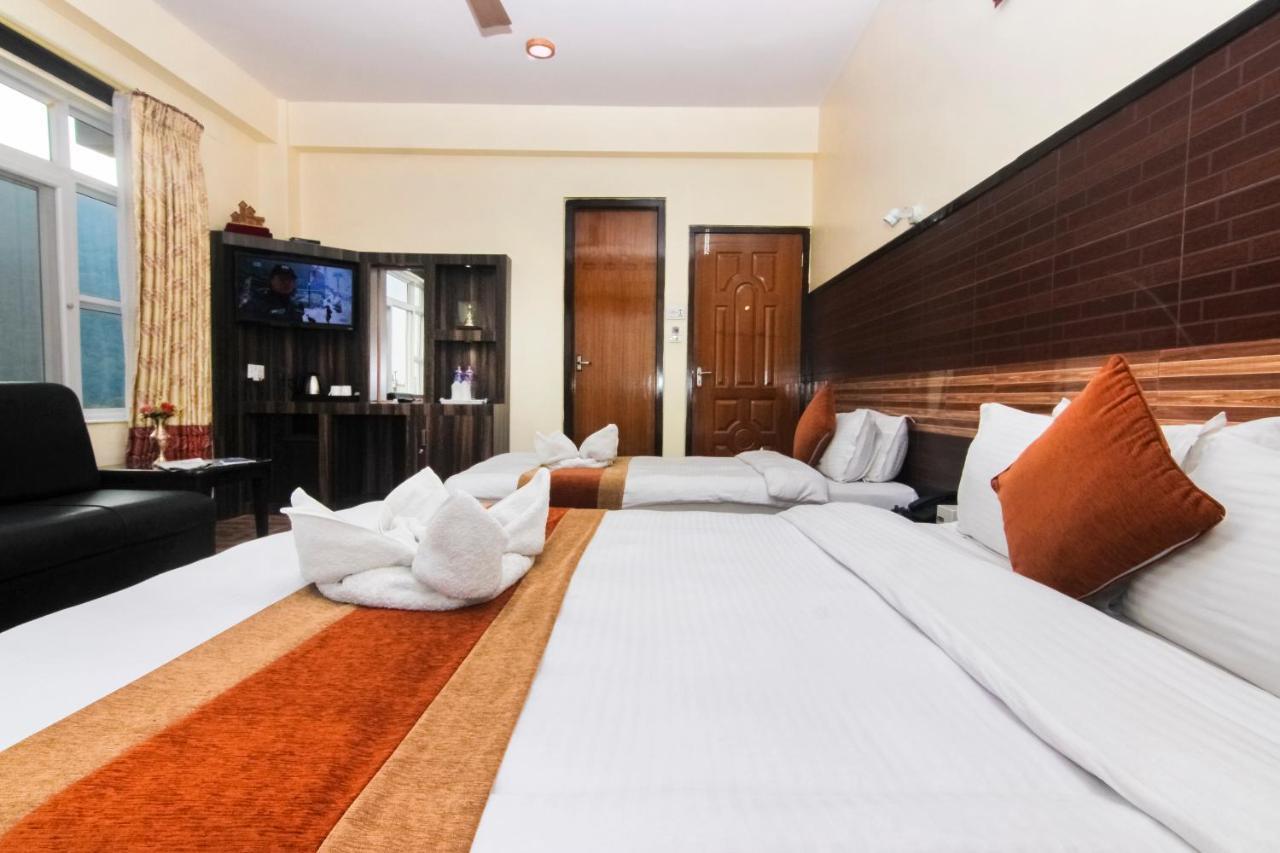 Hotel Point Pokhara Buitenkant foto